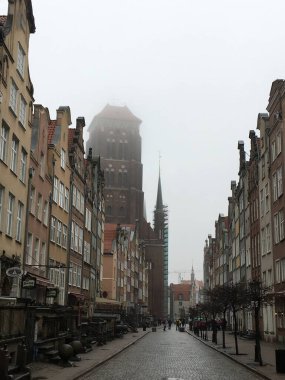 Gdask Eski Kasabaları 'nın tarihi köşe taşı sokakları renkli Gotik-Rönesans cepheleriyle, ikonik Neptün Çeşmesiyle ve yaz gökyüzünün altındaki görkemli şehir kapılarıyla dolu..