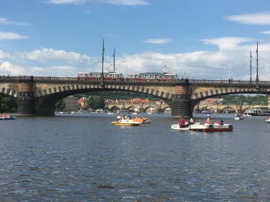 Prag 'ın tarihi şehir merkezinde Gotik kuleler, Barok cepheleri ve kaldırımlı sokakları ve Vltava boyunca uzanan ayırt edici mimarisi olan ikonik Dans Evi yer alıyor..