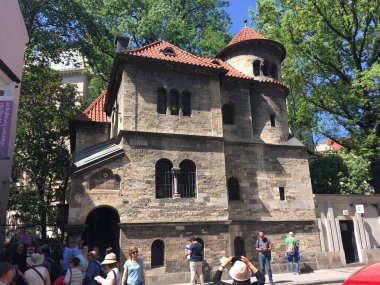 Prag 'ın tarihi şehir merkezinde Gotik kuleler, Barok cepheleri ve kaldırımlı sokakları ve Vltava boyunca uzanan ayırt edici mimarisi olan ikonik Dans Evi yer alıyor..