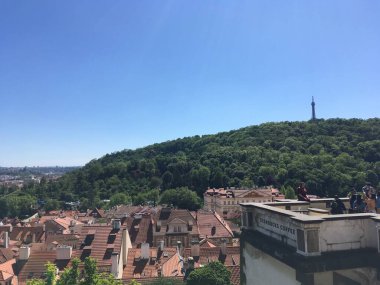 Prag 'ın tarihi şehir merkezinde Gotik kuleler, Barok cepheleri ve kaldırımlı sokakları ve Vltava boyunca uzanan ayırt edici mimarisi olan ikonik Dans Evi yer alıyor..