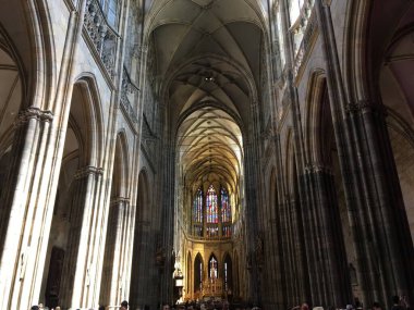 Prag 'daki St.Vitus Katedrali' nin hayranlık uyandıran iç mekanı. Kaburgalı kasalar, parlak vitraylı camlar, süslü şapeller ve görkemli Gotik zarafetindeki kraliyet mezarları.. 