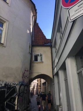 Prag 'ın tarihi şehir merkezinde Gotik kuleler, Barok cepheleri ve kaldırımlı sokakları ve Vltava boyunca uzanan ayırt edici mimarisi olan ikonik Dans Evi yer alıyor..