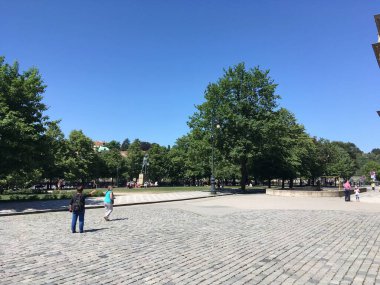 Prag 'ın tarihi şehir merkezinde Gotik kuleler, Barok cepheleri ve kaldırımlı sokakları ve Vltava boyunca uzanan ayırt edici mimarisi olan ikonik Dans Evi yer alıyor..