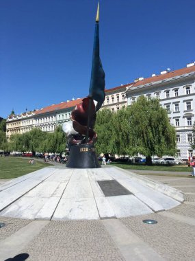 Prag 'ın tarihi şehir merkezinde Gotik kuleler, Barok cepheleri ve kaldırımlı sokakları ve Vltava boyunca uzanan ayırt edici mimarisi olan ikonik Dans Evi yer alıyor..