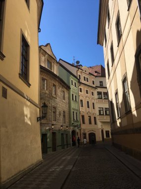 Prag 'ın tarihi şehir merkezinde Gotik kuleler, Barok cepheleri ve kaldırımlı sokakları ve Vltava boyunca uzanan ayırt edici mimarisi olan ikonik Dans Evi yer alıyor..