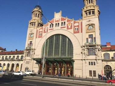 Prag 'ın tarihi şehir merkezinde Gotik kuleler, Barok cepheleri ve kaldırımlı sokakları ve Vltava boyunca uzanan ayırt edici mimarisi olan ikonik Dans Evi yer alıyor..