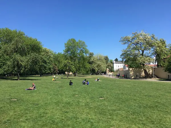 Prag 'ın tarihi şehir merkezinde Gotik kuleler, Barok cepheleri ve kaldırımlı sokakları ve Vltava boyunca uzanan ayırt edici mimarisi olan ikonik Dans Evi yer alıyor..