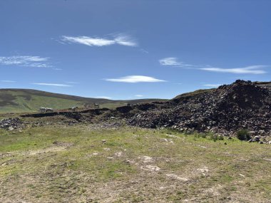 Yuvarlanan tepeler Lammer Kanunu yakınlarındaki Lammermuirler boyunca uzanır, Doğu Lothianheather 'ın kapladığı bozkırlar ve geniş bir gökyüzünün altında otlayan arazi, huzurlu kırsal manzaralar sunar..