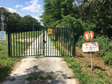 Gotik kuleler ve Barok saraylarından tepetaklak olmuş sembolik piramit Slovakya Radyosu 'na kadar uzanan Bratislavas Eski Şehir mimarisinin bir karışımı, şehrin çeşitli kentsel kumaşlarını yakalıyor.