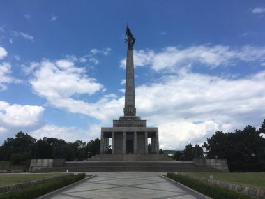 Gotik kuleler ve Barok saraylarından tepetaklak olmuş sembolik piramit Slovakya Radyosu 'na kadar uzanan Bratislavas Eski Şehir mimarisinin bir karışımı, şehrin çeşitli kentsel kumaşlarını yakalıyor.