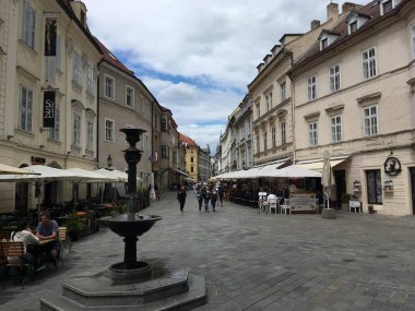 Gotik kuleler ve Barok saraylarından tepetaklak olmuş sembolik piramit Slovakya Radyosu 'na kadar uzanan Bratislavas Eski Şehir mimarisinin bir karışımı, şehrin çeşitli kentsel kumaşlarını yakalıyor.