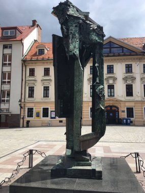 Gotik kuleler ve Barok saraylarından tepetaklak olmuş sembolik piramit Slovakya Radyosu 'na kadar uzanan Bratislavas Eski Şehir mimarisinin bir karışımı, şehrin çeşitli kentsel kumaşlarını yakalıyor.