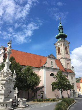 Viennafrom Barok Sarayı 'ndaki görkemli şehir merkezi mimarisi ve Gotik kiliseler, şehirlerin zengin Habsburg mirası ve canlı şehir zarafetini modernist şaheserlere sergiliyor..