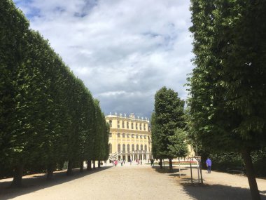 Viennafrom Barok Sarayı 'ndaki görkemli şehir merkezi mimarisi ve Gotik kiliseler, şehirlerin zengin Habsburg mirası ve canlı şehir zarafetini modernist şaheserlere sergiliyor.