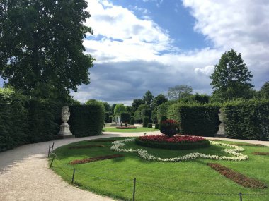 Viennafrom Barok Sarayı 'ndaki görkemli şehir merkezi mimarisi ve Gotik kiliseler, şehirlerin zengin Habsburg mirası ve canlı şehir zarafetini modernist şaheserlere sergiliyor.