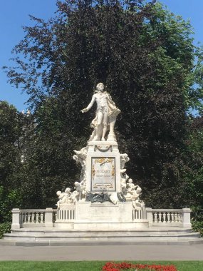 Viennafrom Barok Sarayı 'ndaki görkemli şehir merkezi mimarisi ve Gotik kiliseler, şehirlerin zengin Habsburg mirası ve canlı şehir zarafetini modernist şaheserlere sergiliyor.