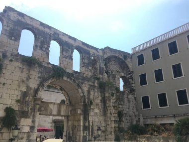 Diocletians Sarayı 'nın etrafındaki günışığı sokakları ve tarihi solgunluklar, Roma mirasını Akdeniz cazibesiyle harmanlayan canlı şehir kalbini ortaya çıkardı.