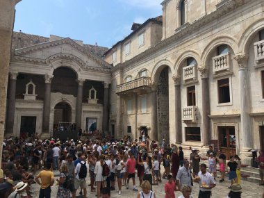 Diocletians Sarayı 'nın etrafındaki günışığı sokakları ve tarihi solgunluklar, Roma mirasını Akdeniz cazibesiyle harmanlayan canlı şehir kalbini ortaya çıkardı.