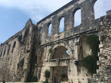 Diocletians Sarayı 'nın etrafındaki günışığı sokakları ve tarihi solgunluklar, Roma mirasını Akdeniz cazibesiyle harmanlayan canlı şehir kalbini ortaya çıkardı.