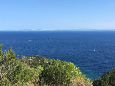 Vis Kasabası 'nın büyüleyici taş binaları Adriyatik' te tarihi bir limana dökülüyor. Orada yatlar ve balıkçı tekneleri bir Akdeniz güneşinin altında süzülüyor..
