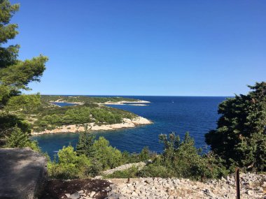 Vis Kasabası 'nın büyüleyici taş binaları Adriyatik' te tarihi bir limana dökülüyor. Orada yatlar ve balıkçı tekneleri bir Akdeniz güneşinin altında süzülüyor..