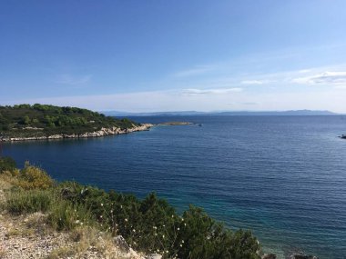 Vis Kasabası 'nın büyüleyici taş binaları Adriyatik' te tarihi bir limana dökülüyor. Orada yatlar ve balıkçı tekneleri bir Akdeniz güneşinin altında süzülüyor..
