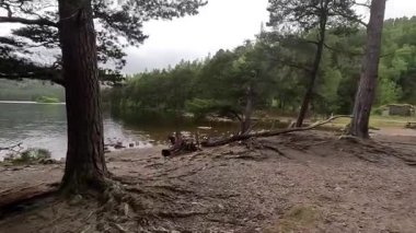Loch an Eilein Gölü 'nde yürüyüş yapmak, 14. yüzyıldan kalma şato harabelerinin huzurlu güzelliğini yakalamak, çam ormanlarını çevreleyen ve Cairngorms Ulusal Parkı' ndaki sakin göl sularını yakalamak.