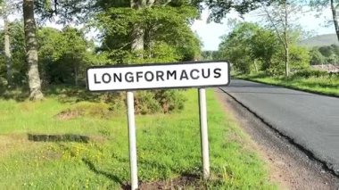 İskoç sınırlarındaki Longformacus 'ta yürürken, Lammermuir Tepeleri' nin manzaralı bir köyünde, Güney Upland Yolu 'ndaki Boya Suyu' nun yanında