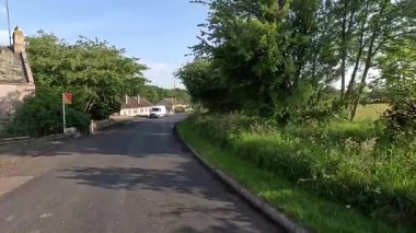 İskoç sınırlarındaki Longformacus 'ta yürürken, Lammermuir Tepeleri' nin manzaralı bir köyünde, Güney Upland Yolu 'ndaki Boya Suyu' nun yanında