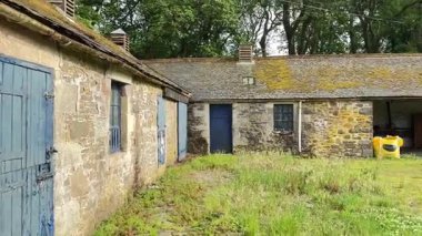 Cranshaws Şatosu, Berwickshire 'da iyi korunmuş 1415. yüzyıl peel kulesi, Lammermuir Hills ile çevrili, dayanıklı tarihi mimari sergileniyor.