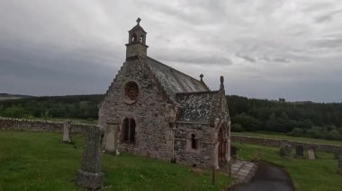 Cranshaws Kirk, İskoç sınırlarında listelenmiş A sınıfı bir kilise, 1899 'da Roma Uyanış tarzında inşa edilmiş, kraliyet arması ve sakin bir mezarlıkla çevrili