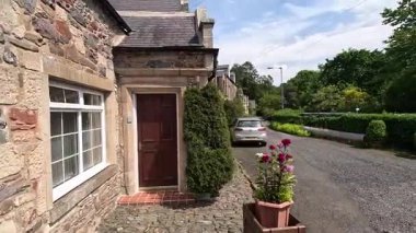 İskoç sınırlarındaki Longformacus 'ta yürürken, Lammermuir Tepeleri' nin manzaralı bir köyünde, Güney Upland Yolu 'ndaki Boya Suyu' nun yanında