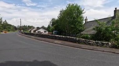 İskoç sınırlarındaki Longformacus 'ta yürürken, Lammermuir Tepeleri' nin manzaralı bir köyünde, Güney Upland Yolu 'ndaki Boya Suyu' nun yanında