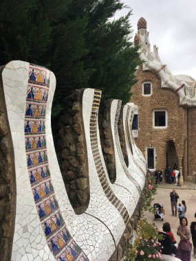 Orta Barselona 'daki eklektik binalar Gotik, Modernisme ve cepheler, sokak manzaraları ve kentsel mimari gibi çağdaş mimariyi sergiliyor.