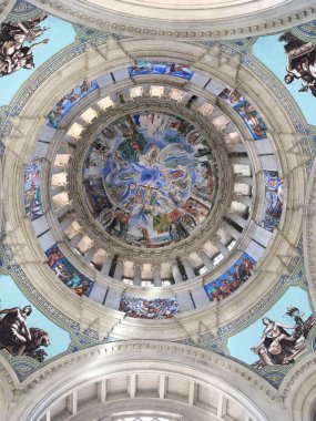 Orta Barselona 'daki eklektik binalar Gotik, Modernisme ve cepheler, sokak manzaraları ve kentsel mimari gibi çağdaş mimariyi sergiliyor.