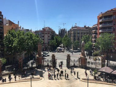 Orta Barselona 'daki eklektik binalar Gotik, Modernisme ve cepheler, sokak manzaraları ve kentsel mimari gibi çağdaş mimariyi sergiliyor.