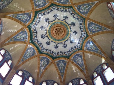 Orta Barselona 'daki eklektik binalar Gotik, Modernisme ve cepheler, sokak manzaraları ve kentsel mimari gibi çağdaş mimariyi sergiliyor.