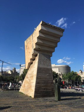 Orta Barselona 'daki eklektik binalar Gotik, Modernisme ve cepheler, sokak manzaraları ve kentsel mimari gibi çağdaş mimariyi sergiliyor.