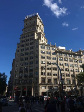 Orta Barselona 'daki eklektik binalar Gotik, Modernisme ve cepheler, sokak manzaraları ve kentsel mimari gibi çağdaş mimariyi sergiliyor.