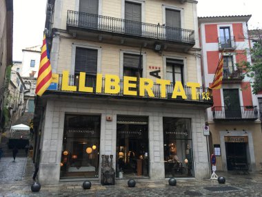 Renkli gölgeler, Gotik katedral, Ortaçağ duvarları ve Gironas tarihi merkezinin nehir kenarındaki sokaklar, Romanesk, Gotik ve Modernist mimarinin harmanlanması. İspanya