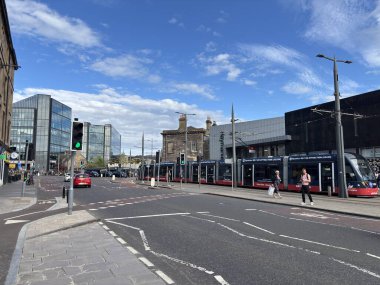 Edinburgh 'daki çeşitli şehir merkezi mimarisi, ortaçağ Eski Kent sokaklarından ve Gürcistan Yeni Şehir cephesinden Gotik Diriliş kulelerine ve neoklasik salonlara kadar