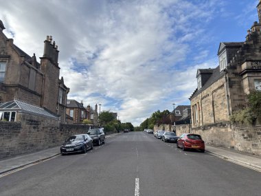 Edinburgh 'daki çeşitli şehir merkezi mimarisi, ortaçağ Eski Kent sokaklarından ve Gürcistan Yeni Şehir cephesinden Gotik Diriliş kulelerine ve neoklasik salonlara kadar