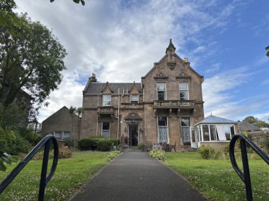 Edinburgh 'daki çeşitli şehir merkezi mimarisi, ortaçağ Eski Kent sokaklarından ve Gürcistan Yeni Şehir cephesinden Gotik Diriliş kulelerine ve neoklasik salonlara kadar