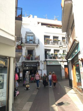 Tossa de Mars kumlu plajının panoramik manzarası, Costa Brava 'daki ortaçağ kale duvarları ve renkli eski kasaba, doğal güzelliği efsanevi kıyı mirasıyla harmanlıyor.