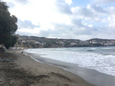 Girit 'te turkuaz sular, kumlu kıyılar ve güneşli bir Akdeniz manzarası olan sahil ve sahil manzaraları