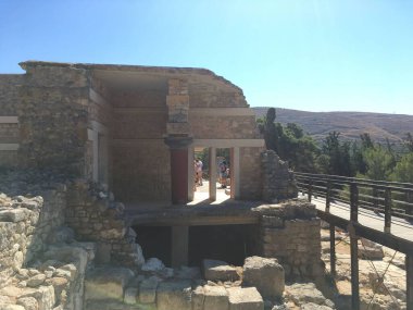 Heraklion yakınlarındaki Minos Knossos Sarayı 'nda eski Bronz Çağı medeniyetinin şarj olan bulmaca merkezi gibi kırmızı sütunlar ve canlı freskler sergileniyor.
