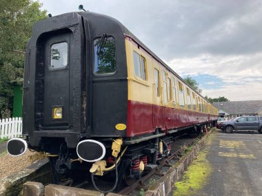 Bellingham İstasyonu 'ndaki trende çay, 1950' lerin demiryolu vagonunda ev yapımı kek, çörek ve hafif öğle yemekleri sunan eşsiz bir ortam..