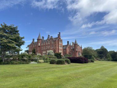 Tyninghame Malikanesi, Tyne Nehri yakınlarındaki kırmızı kumtaşı bir İskoç baroniyer, 1829 'da daha önceki ortaçağ temelleri üzerine inşa edilmiş geniş bahçelere kurulmuş.