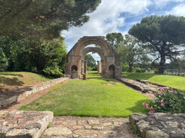 12. yüzyılın harabeleri, Doğu Lothian 'daki Tyninghame Evi yakınlarındaki StBales Kilisesi, StBaldred tarafından kurulan eski kilise kalıntıları ve Haddington Kontlarının gömüldüğü yer.