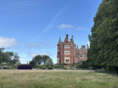 Tyninghame Malikanesi, Tyne Nehri yakınlarındaki kırmızı kumtaşı bir İskoç baroniyer, 1829 'da daha önceki ortaçağ temelleri üzerine inşa edilmiş geniş bahçelere kurulmuş.